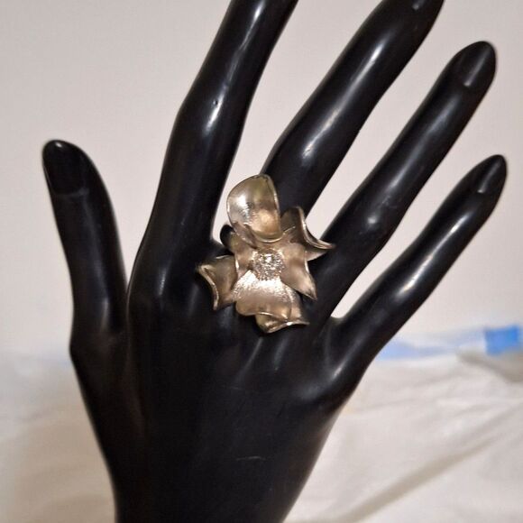 A Women's Premier Designs Silver Tone Floral Ring Elegant High Relief Rhinestone - Picture 1 of 6